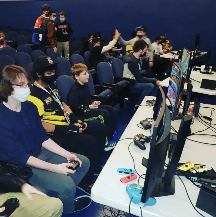 R-MC eSports team members compete alongside members of the Ashland community. Photo courtesy of @RMCeSports on Twitter. 